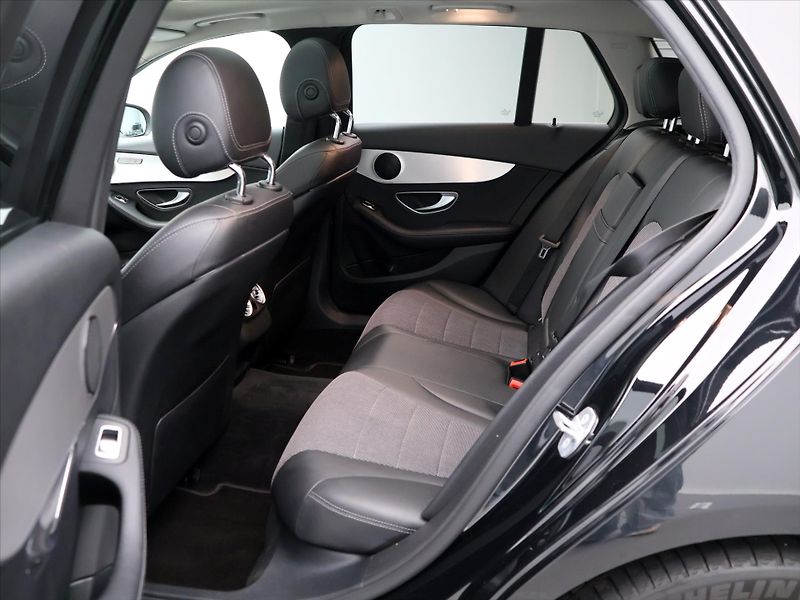 Mercedes-Benz Třídy C 2.0 220d 143kW Aut. LED - fotka 13 z 37