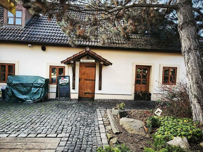 Jako hlavní chod jsme si dali Vídeňskou pečeni za 225 korun.