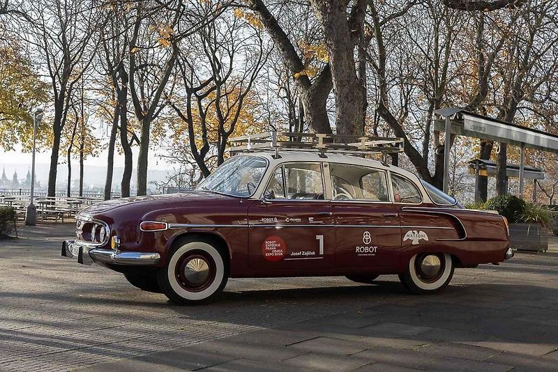Šest českých automobilových veteránů pojede na světovou výstavu EXPO 2025. Na snímku je Josef Zajíček, vedoucí expedice Robot 2025 a Zdeněk Thoma, vedoucí expedice Sakura 1970.