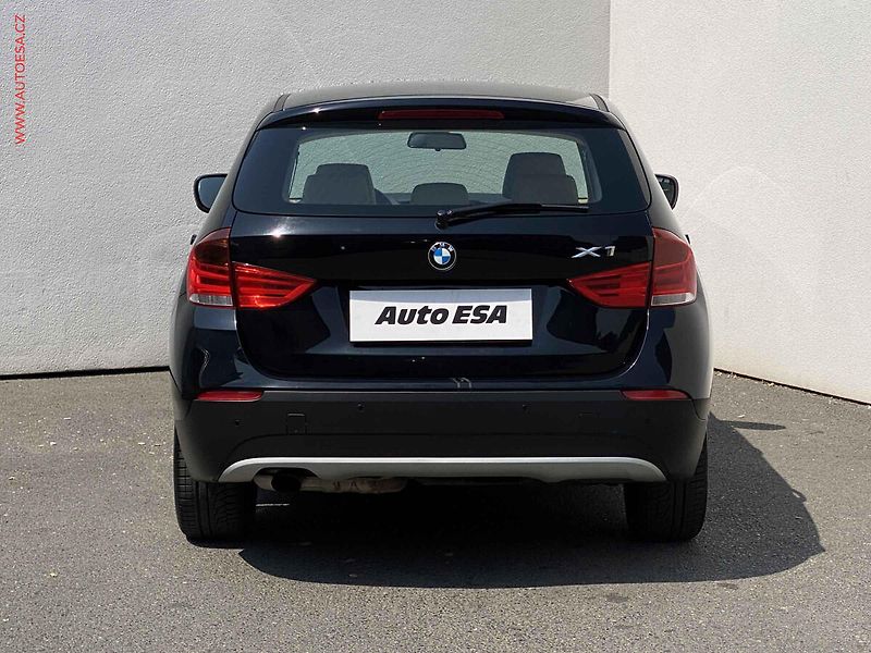 BMW X1 (2021) 2.0i sDrive18i, AC, výhřev - fotka 5 z 16