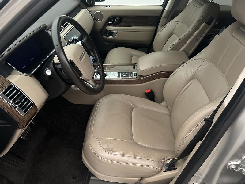 Land Rover Range Rover 4,4 SDV8 VOGUE AWD AUT - fotka 3 z 51