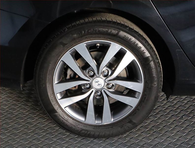 Hyundai i30 (2018) Premium 1.6 CRDi, Navi - fotka 15 z 21