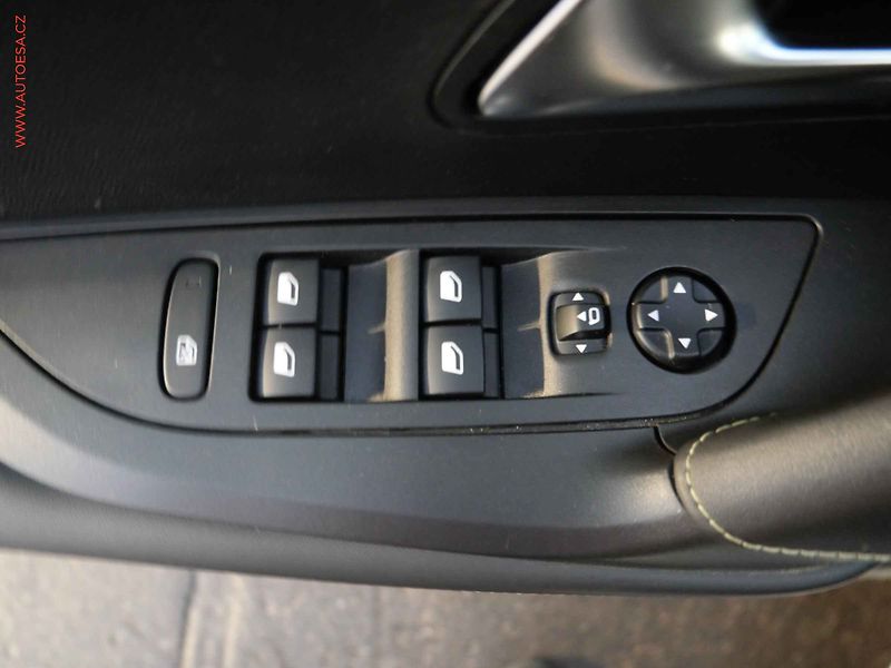 Peugeot 2008 (2020) 1.2 PT, GT Line, AT - fotka 14 z 28