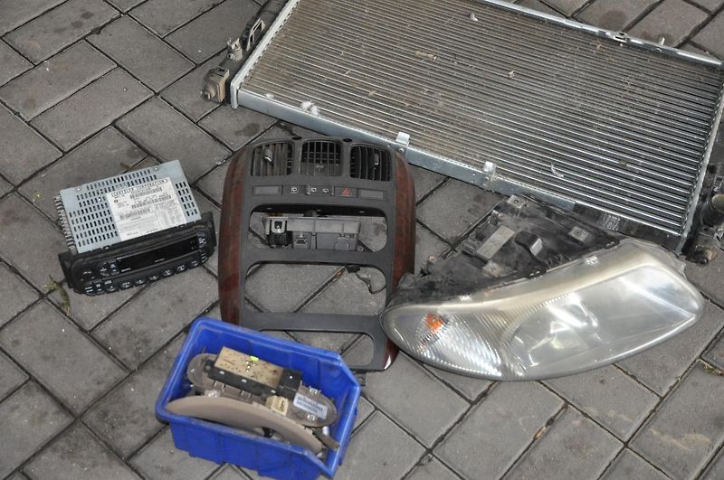 Chrysler Grand Voyager 3.3i 128kW Automat LIMITED - fotka 17 z 18