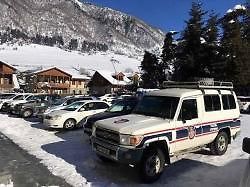Tohle je auto, co jezdí do střediska vždy jako první. Auto vlekařů také dost často zasahuje ve chvíli, kdy někdo zablokuje jednou příjezdovou cestu, což se stává poměrně často.