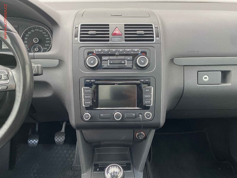 Volkswagen Touran (2012) 2.0 TDi, AC, panor - fotka 12 z 18