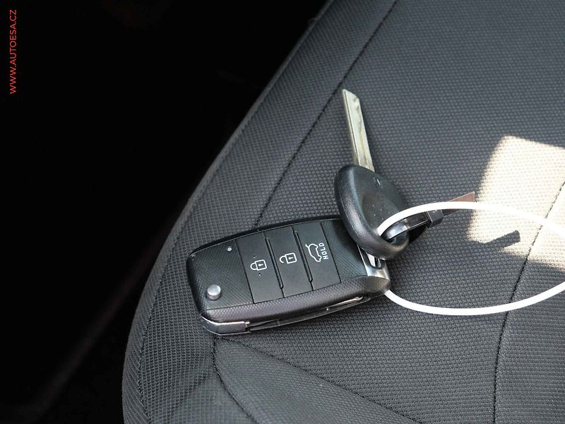 Kia Ceed (2014) 1.6 GDi, ČR, AC - fotka 15 z 15