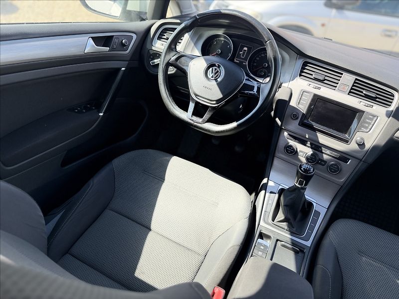 Volkswagen Golf 1,6 TDI NAVIGACE +SADA ALU KOL - fotka 19 z 25