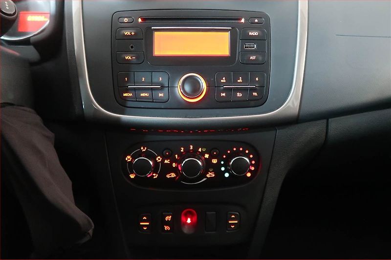 Dacia Logan (2015) 0.9 TCe, ČR,1.maj, Tempomat - fotka 12 z 15