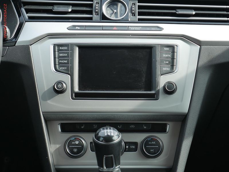 Volkswagen Passat (2015) 2.0TDi, AC, LED, park.asist - fotka 11 z 24
