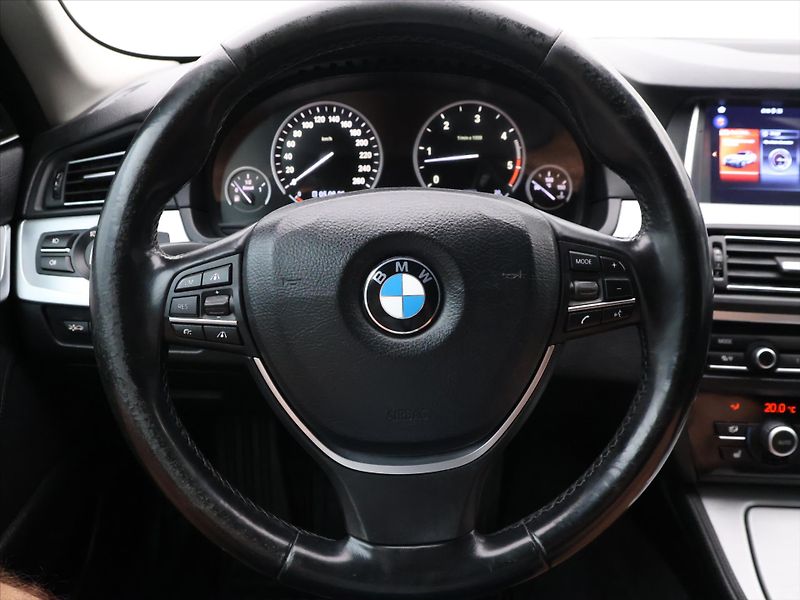 BMW Řada 5 3,0 530d x Drive Tažné Klima - fotka 18 z 38