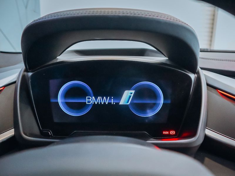 BMW i8 Ultimate Sophisto Edition Kupé - fotka 11 z 35