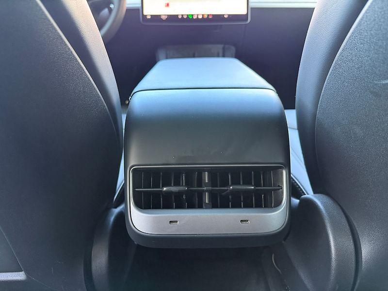 Tesla Model Y Long Range AWD - fotka 10 z 39
