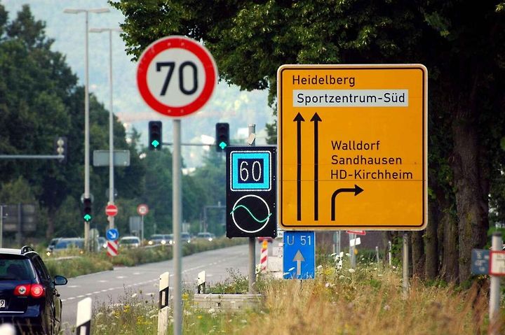 Nová dopravná značka Zelená vlna v německém Heidelbergu.