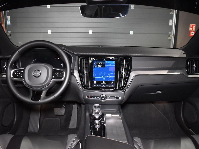 Volvo S60 2,0 B5 AWD Ultra Pano,Headup - fotka 12 z 25
