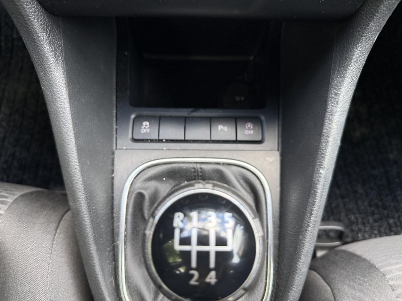 Volkswagen Golf 1,6TDI 77kW Klimatizace - fotka 17 z 18