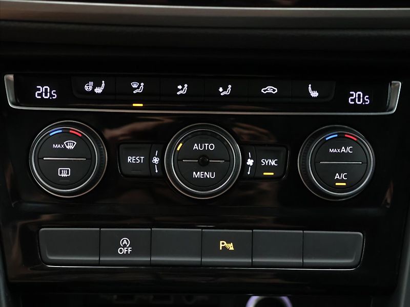 Volkswagen Touran 2,0 TDI 110kW DSG LED 1.Maj. - fotka 24 z 35
