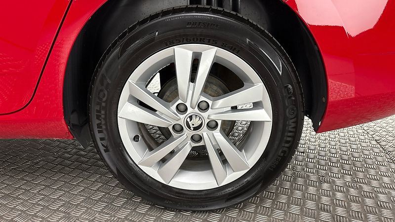 Škoda Fabia 1.0 TSI Ambition Combi - fotka 19 z 24