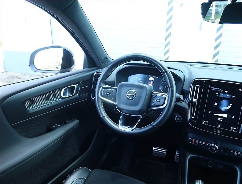 Volvo XC40 (2019) R-Design D4 AWD - fotka 7 z 27