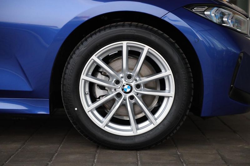 BMW Řada 3 320d xDrive Sedan - fotka 7 z 17