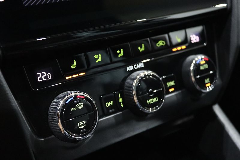 Škoda Octavia 3 FL Combi 1.4 TSI 110 kW - fotka 33 z 37
