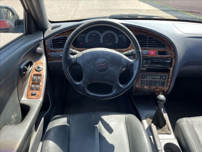Hyundai Elantra 2,0 CRDi KLIMA TAŽNÉ STK 12/27 - fotka 14 z 29