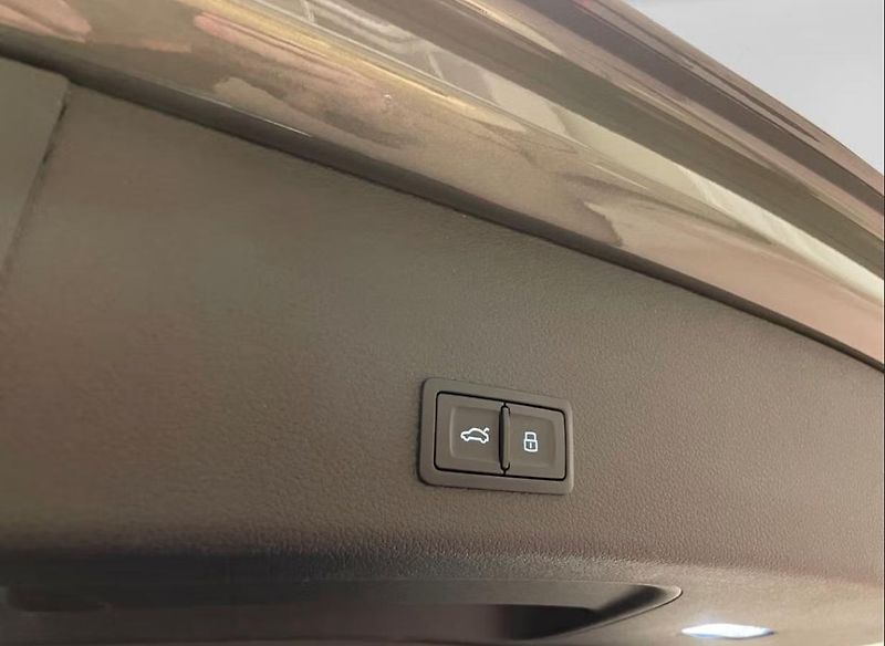 Audi Q8 e-tron 55 Q 360k Matrix Panorama - fotka 9 z 15