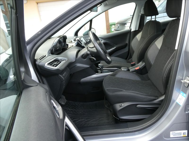 Peugeot 2008 1,2 PureTech 81kW AUTOMAT, ČR - fotka 18 z 38