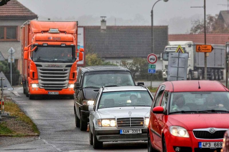 Hustá doprava, časté nehody. Obrázek, který znají všichni řidiči na trase mezi Budějovicemi a Pískem. I proto někteří žádají prodloužení D4 až do krajského města. V dohledné době se ale dočkají jen obchvatů a předjížděcích pruhů.