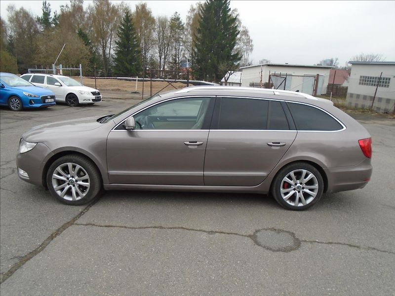 Škoda Superb 2,0   2.0.TDI-CR-125KW - fotka 8 z 28
