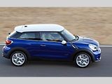 Mini Paceman vynikne hlavně v modré barvě doplněné o kontrastní střechu a černé sloupky.