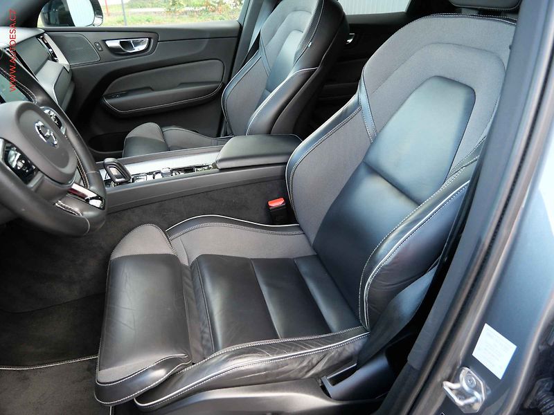 Volvo XC60 (2019) 2.0 D 4x4, R-design, AT, LED - fotka 9 z 24