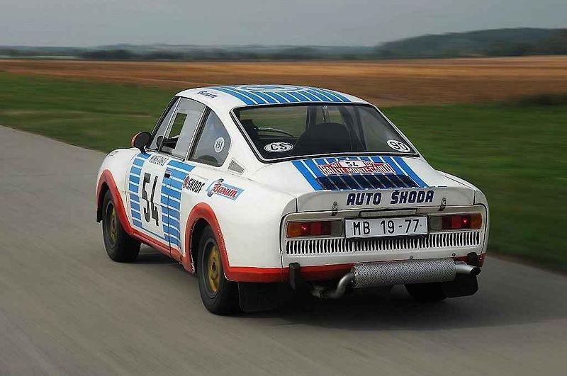 Škoda 130 RS. Vlevo je okruhová verze z roku 1981, vpravo soutěžní provedení z roku 1977.