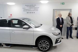 Trenažér v podobě Škody Scala v patře Klaudiánovy nemocnice.