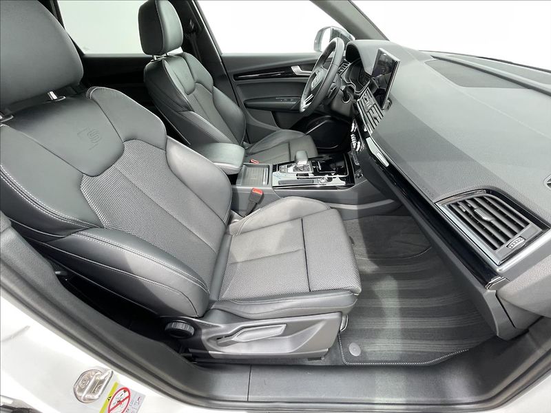 Audi Q5 2,0 TDI quattro S line  Sportb - fotka 17 z 23