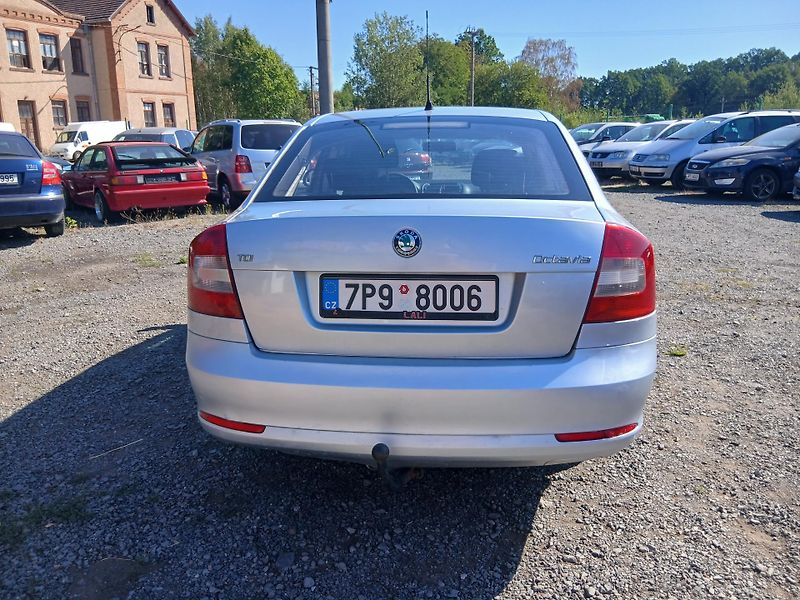 Škoda Octavia 1.6 TDI, Facelift, kosm. vady - fotka 11 z 27