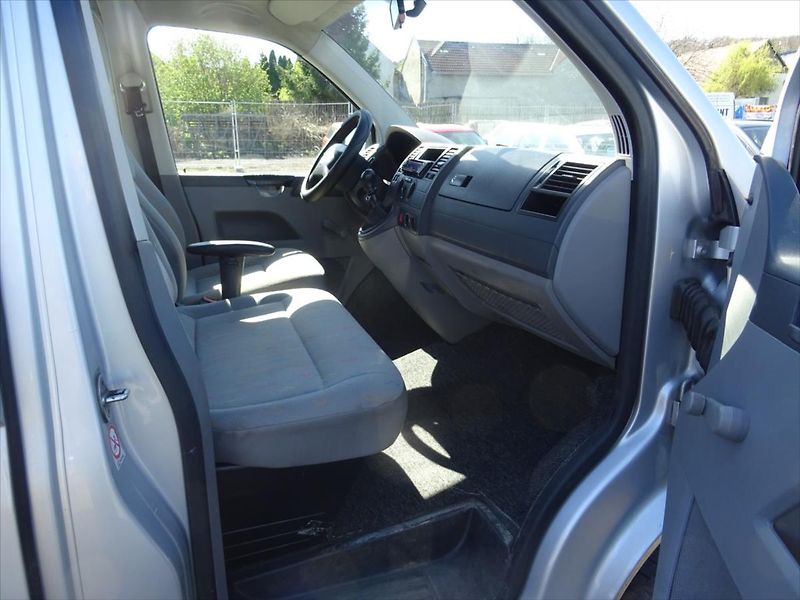 Volkswagen Caravelle 2,5 TDi 96 Kw 9 Míst - fotka 9 z 25