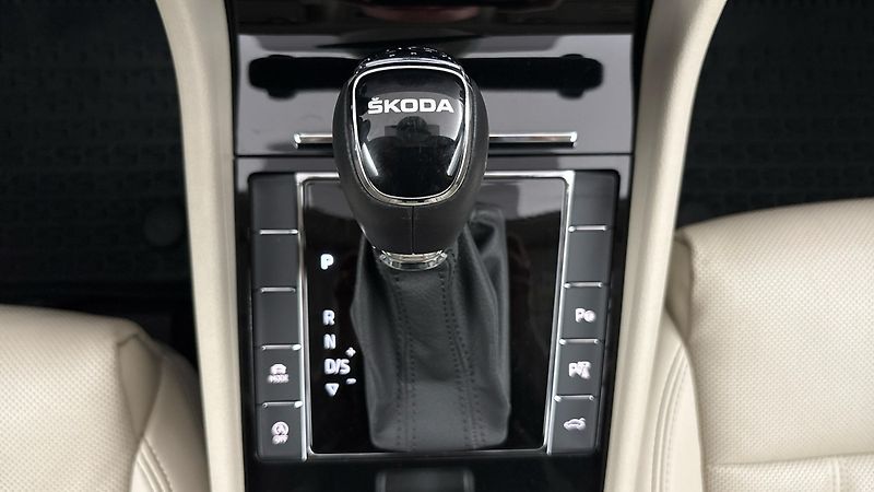 Škoda Superb 2.0 TDI DSG L&K Combi - fotka 29 z 35