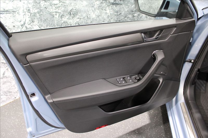 Škoda Superb 2,0 TDI Style REZERVOVÁNO - fotka 9 z 39