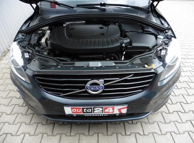 Volvo XC60 2.4 D5 R-Design AWD A/T Navi - fotka 14 z 15