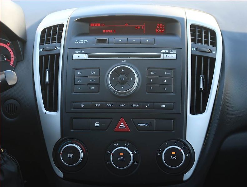 Kia Ceed (2012) 1.4 CVVT, Park. senzory - fotka 12 z 17