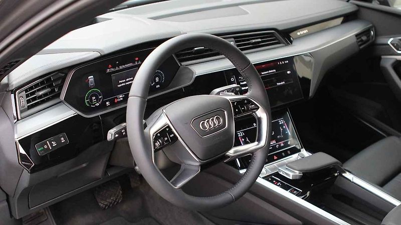 Audi e-tron má pohon přední i zadní nápravy