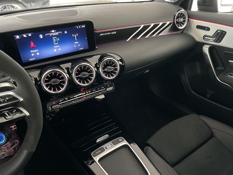 Mercedes-Benz Třídy A 45 S AMG 4Matic+ Akrapovič - fotka 18 z 27