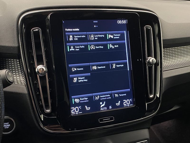 Volvo XC40 D4 AWD R-DESIGN AUT  - fotka 40 z 45