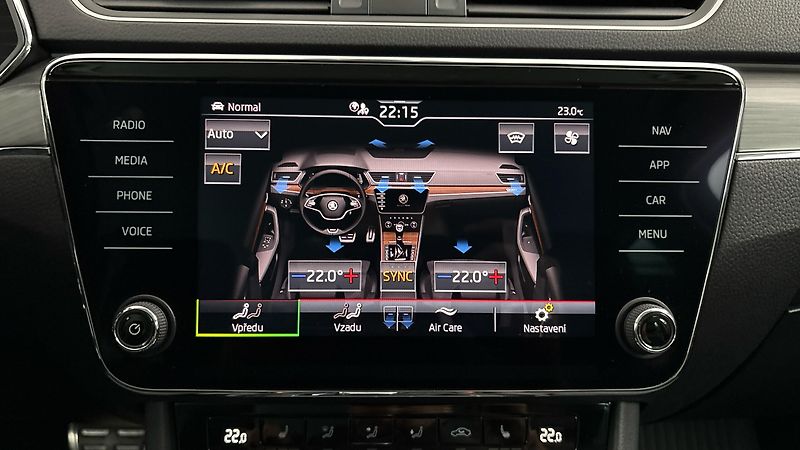 Škoda Superb 2.0 TDI DSG 4x4 Scout Combi - fotka 31 z 35