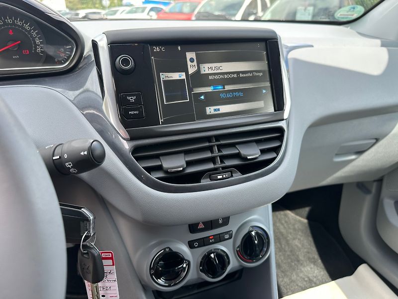 Peugeot 208 (2014) 1.2i 60kw - fotka 20 z 23