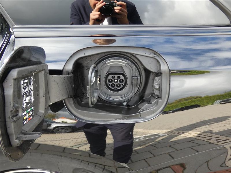 Mercedes-Benz Třídy E 2,0 300de 4M,1Maj, ČR, DPH - fotka 32 z 50