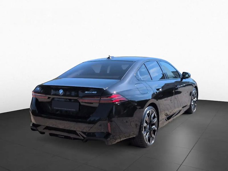 BMW i5 xDrive40 M-Sport Pro HuD B&W - fotka 4 z 9