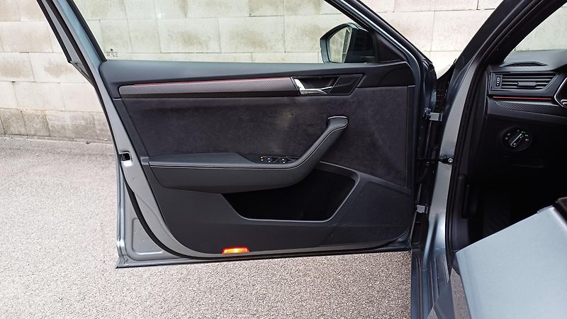 Škoda Superb 2.0TDI 140kW 4x4-WEBA-PANO-DPH - fotka 21 z 49