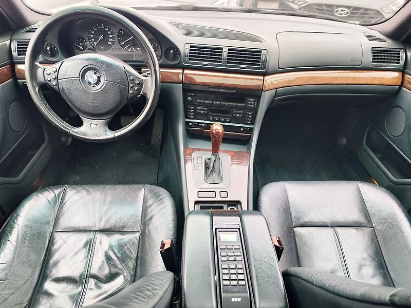BMW Řada 7 728i/142kW E38 AT - fotka 12 z 25